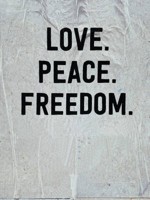 文字桌布，在皺紋白紙上以粗體黑色字母顯示 love peace freedom。 — 平靜 GIF 壁紙