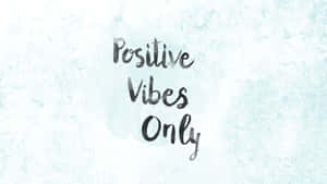 在淺藍色水彩背景上，黑色手寫文字「positive vibes only」的勵志名言。 — 肯定語 壁紙