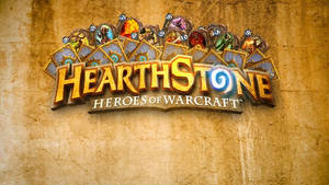 Hearthstone 標誌與遊戲卡牌安裝在石牆上。 — 爐石戰記 壁紙