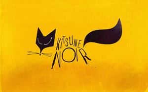 黃色背景上帶有文字kitsune noir的黑色狐狸標誌 — 雕塑 壁紙
