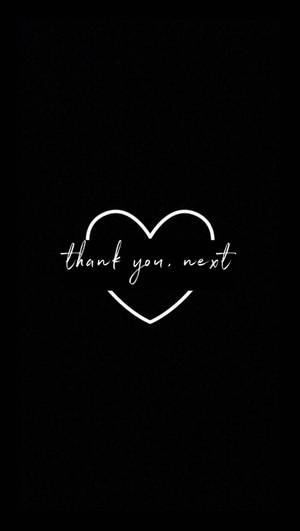 白色心形輪廓，草書文字 thank you next，在紋理黑色背景上 — 省電 壁紙