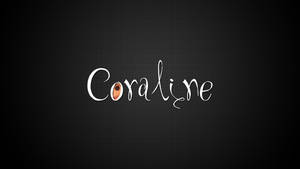在紋理黑色背景上，白色草書寫著Coraline，字母o中有卡通眼睛。 — 卡洛琳 壁紙
