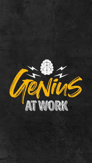 黑色背景上帶有大腦和閃電的Genius at work勵志圖形。 — 暗黑美學電腦 壁紙