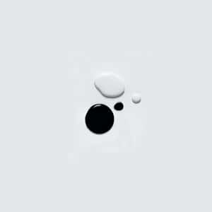 淺灰色背景上的光澤黑白液滴。 — 簡約 壁紙