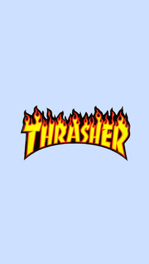 淺藍色背景上帶有火焰設計的Thrasher雜誌標誌 — 懲罰者標誌 壁紙