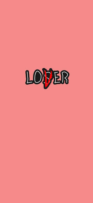 粉紅色背景，黑色「LOVER」字樣，O 上有一條紅色斜線。 — iPhone 16 Pro Max 壁紙