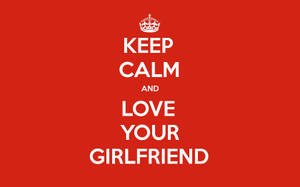 Keep calm and love your girlfriend 海報，白色文字和皇冠在紅色背景上。 — 我愛你 美學 壁紙