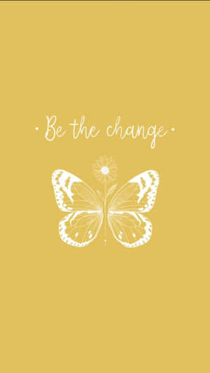 白色蝴蝶和雛菊，帶有「Be the change」文字，背景為芥末黃色。 — 蝴蝶 壁紙