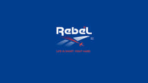 在藍色背景上帶有飛機圖形和標語的Rebel品牌標誌。 — 乾淨 壁紙