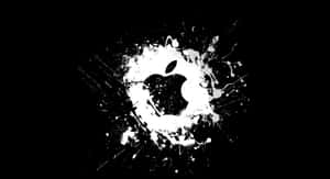 白色油漆飛濺形成的 Apple 標誌（黑背景） — 4K Apple 壁紙
