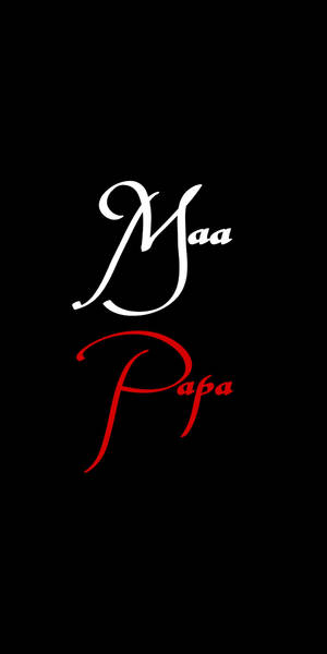 黑色背景上，白色和紅色草書文字寫著Maa和Papa。