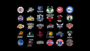 在黑色背景上以網格排列的NBA球隊標誌集合。 — 克里夫蘭騎士隊 壁紙