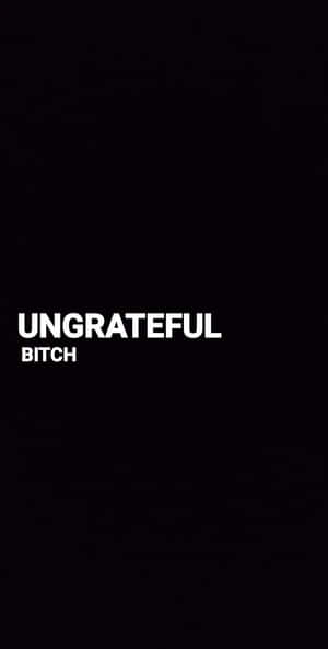 黑色背景上，粗體白色文字寫著 ungrateful bitch。 — 高清 壁紙
