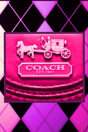 粉紅色Coach標誌，帶有馬車，位於紋理皮革上，紫色菱形背景。 — Huawei MatePad 11.5 (2026) 壁紙