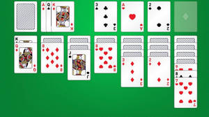 撲克牌以遊戲佈局排列在綠色絨面上。 — 接龍 壁紙