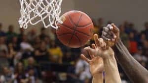 兩名籃球運動員在球穿過籃網時爭奪投籃。 — 酷籃球 壁紙