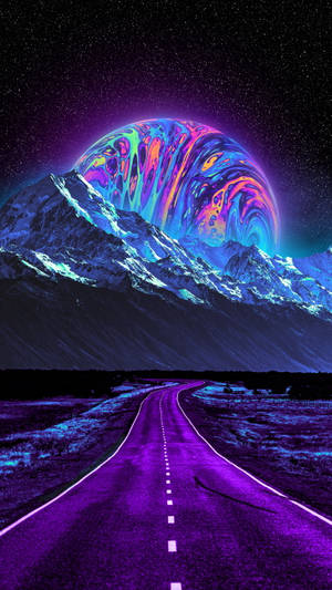 夜晚，在發光多彩星球下，通往山脈的紫色道路。 — 月光 壁紙
