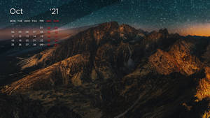 暮光下的山脈，星空下帶日曆疊加 — 十月 壁紙