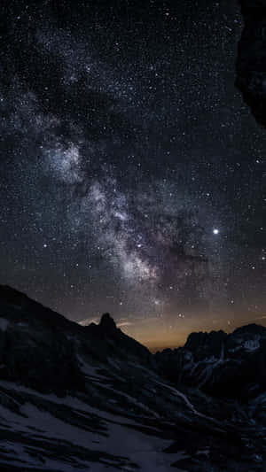 夜晚積雪的山峰上空的銀河系 — 星星 壁紙