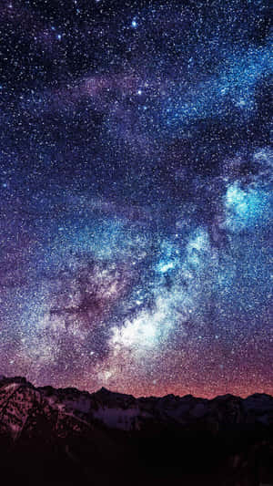 夜晚積雪覆蓋的山峰上空的銀河系。 — 宇宙 壁紙