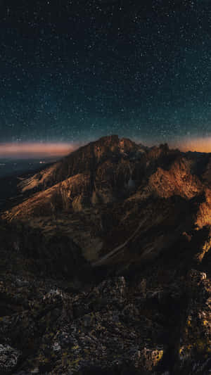 暮色中星光閃耀的山脈，山峰閃爍，天空昏暗 — 最佳高畫質 壁紙