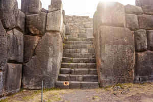 通往古老印加遺址的石階梯，陽光穿透其間。 — 秘魯 壁紙
