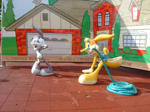 在Looney Tunes主題遊樂場中的Bugs Bunny和Lola Bunny雕像。 — 蘿拉兔 壁紙
