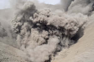 火山爆發，濃密的火山灰雲從火山口升起。 — 宇宙 壁紙