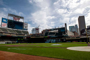 Target Field 棒球場，空座位和背景中的城市天際線。 — 酷棒球 壁紙