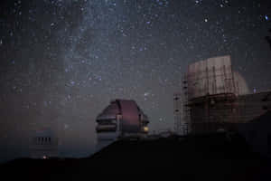 星空下的望遠鏡圓頂，銀河可見。 — 宇宙 壁紙