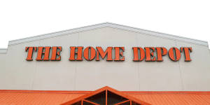 Home Depot店面，橙色屋頂和標誌映襯著灰色的天空。 — 好市多 壁紙