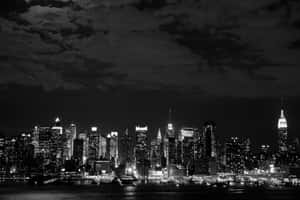 黑白夜景城市景觀，發光的摩天大樓和水面倒影。 — 紐約 壁紙