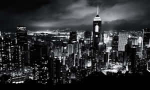 夜晚的黑白城市景觀，明亮的摩天大樓和烏雲。 — 城市風景 壁紙