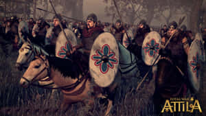 身穿盔甲的中世紀騎兵戰士在霧氣瀰漫的森林戰場上衝鋒。 — 1920x1080 壁紙