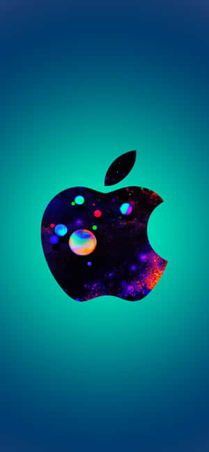 在青綠色漸變背景上，充滿色彩繽紛宇宙星雲的Apple標誌 — Pixel 7 壁紙