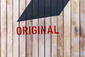 木牆上紅色「ORIGINAL」文字和黑色箭頭 — 木紋 壁紙