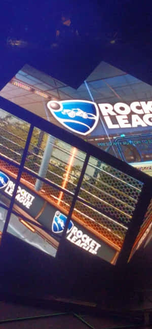 在遊戲活動中，大型螢幕上顯示的Rocket League標誌和彩色燈光。 — Galaxy S25 Edge 壁紙