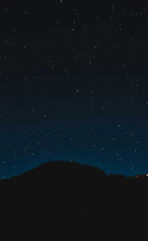 在閃爍星星的星空夜空下，黑暗森林山丘。 — 星星 壁紙
