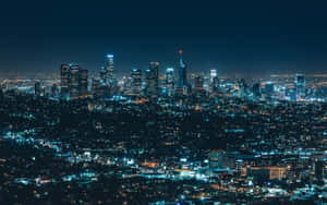 夜間城市景觀，燈火通明的摩天大樓和住宅區。 — 洛杉磯 壁紙