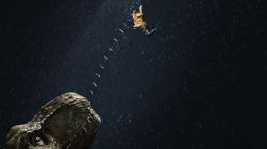 人從梯子懸掛在恐龍頭上方雨中 — 侏羅紀世界：統霸天下 壁紙