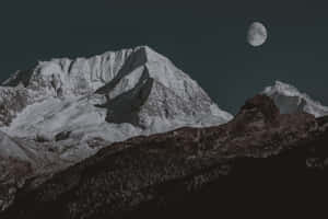 夜晚新月下的雪覆蓋山峰。 — 月光 壁紙