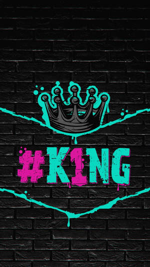 螢光粉紅和青綠色塗鴉皇冠和 hashtag king 在黑色磚牆上。 — 頂級 iPhone 壁紙