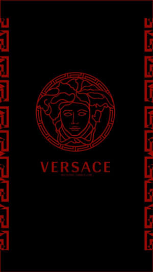 紅色 Versace 標誌，帶有美杜莎頭像，位於黑色背景上，帶有希臘鑰匙邊框。 — 悟空黑 iPhone 壁紙
