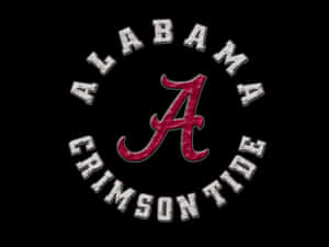 黑色背景上帶有紅色A和銀色文字的Alabama Crimson Tide標誌。 — 阿拉巴馬州美式足球 壁紙