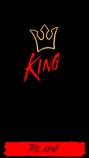 黑色背景，金色皇冠和紅色「KING」文字，底部有紅色橫幅寫著「THE KING」。 — 紅色美學 iPhone 壁紙