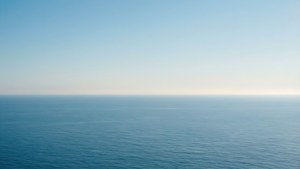 極簡海洋地平線，搭配柔和藍色漸層。 — 海洋 壁紙