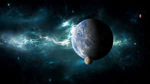 地球和月球在發光的藍綠色星雲中運行，遠處有星星。 — 3D 自然 壁紙