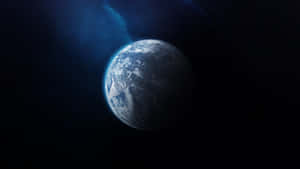 從太空看地球，藍色海洋和白色雲朵映襯在繁星點點的黑色天空中。 — 星星 壁紙