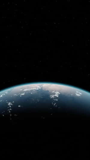 從太空看地球，顯示彎曲地平線、海洋、雲層和星星 — 月光 壁紙