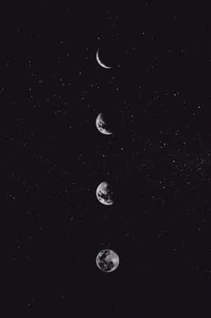 四個月相在繁星點點的夜空中垂直排列。 — 高畫質月亮 壁紙